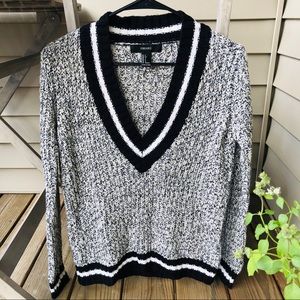 Preppy V-Neck Black & White Sweater Size Small